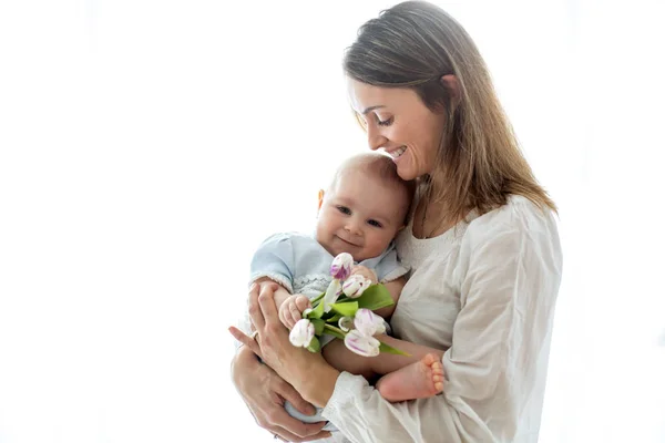 Lindo bebé, con ramo de tulipanes frescos para mamá — Foto de Stock