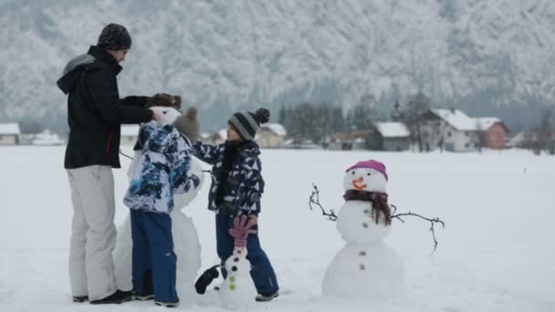 Família Com Crianças Construindo Boneco Neve Parque Pequena Aldeia Áustria — Vídeo de Stock