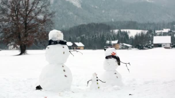 Семья Детьми Строит Снеговика Парке Маленькой Деревне Австрии Живописные Пейзажи — стоковое видео