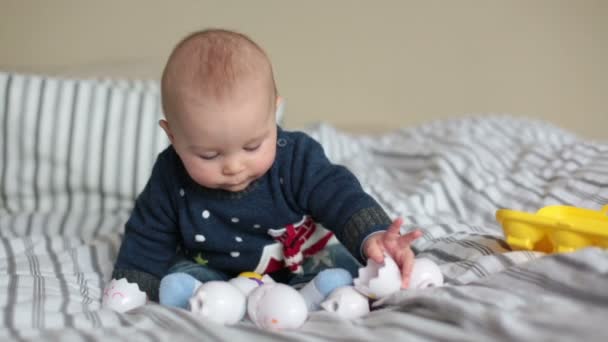 Милий Маленький Хлопчик Грає Вдома Ліжку Великою Кількістю Барвистих Іграшок — стокове відео