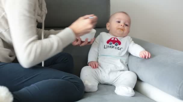 Mãe Alimentando Seu Menino Com Purê Abóbora Pela Primeira Vez — Vídeo de Stock