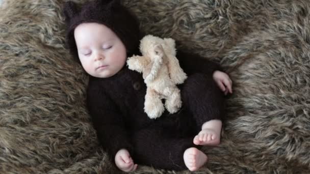 Μικρό Αγοράκι Πλεκτό Ολόσωμη Φόρμα Καφέ Μια Αρκούδα Κοιμάται Στο — Αρχείο Βίντεο