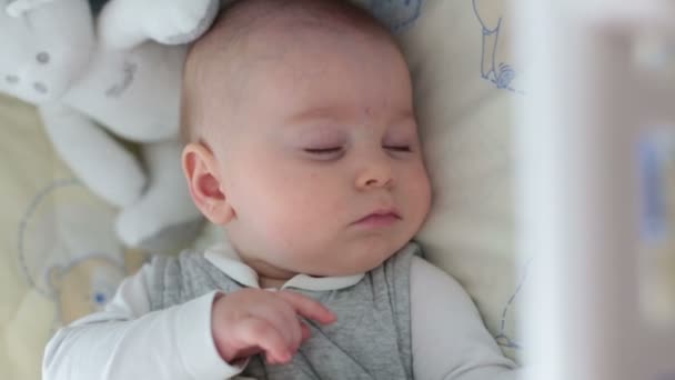 Close Menino Dormindo Bebê Deitado Berço Fotos Através Bares Berço — Vídeo de Stock
