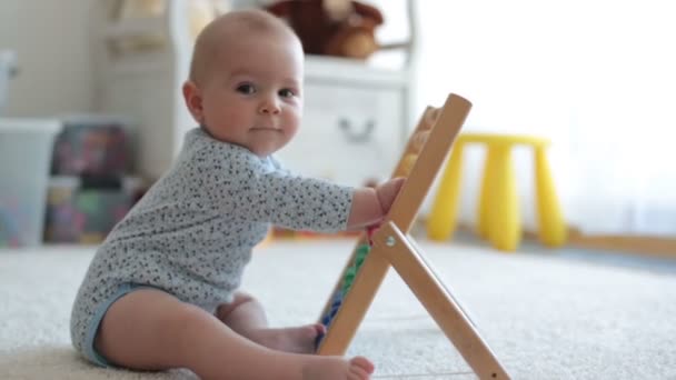 Söt Liten Pojke Leker Med Abacus Hemma Soliga Barn Rum — Stockvideo