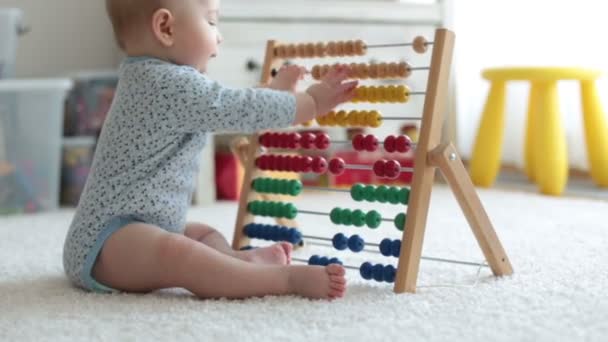 Söt Liten Pojke Leker Med Abacus Hemma Soliga Barn Rum — Stockvideo