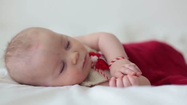 Schattige Baby Peuter Jongen Slapen Met Witte Rode Armband Martenitsa — Stockvideo