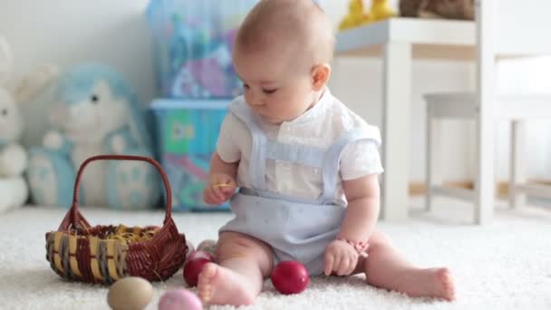Мила Маленька Дитина Малюк Хлопчик Сонячній Вітальні Грається Великоднім Шоколадним — стокове відео