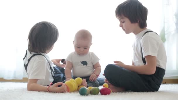 Sevimli Çocuklar Kardeşler Hatlarının Yeme Kardeşler Paskalya Yumurtaları Ile Oynamak — Stok video