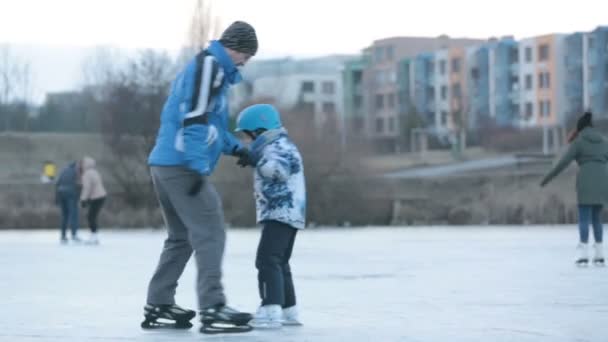 Crianças Meninos Amigos Irmãos Jogando Hóquei Patinação Parque Lago Congelado — Vídeo de Stock