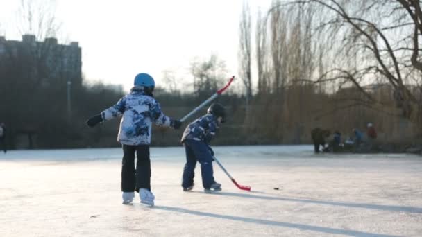 Kinderen Jongens Vrienden Broers Spelen Van Hockey Schaatsen Het Park — Stockvideo