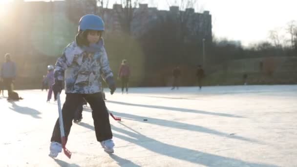 Děti Chlapci Přátelé Bratři Hraje Hokej Bruslení Parku Zamrzlém Jezeře — Stock video