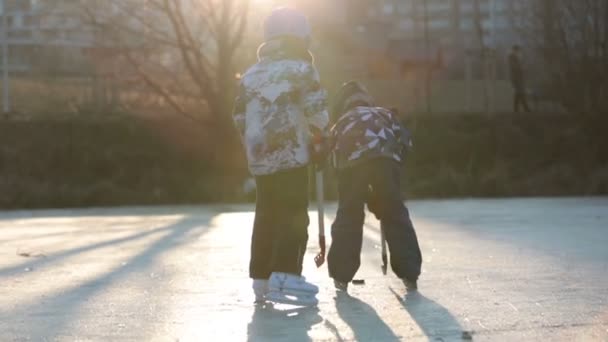 Niños Niños Amigos Hermanos Jugando Hockey Patinaje Parque Lago Congelado — Vídeos de Stock