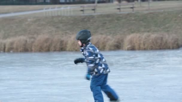 Niños Niños Amigos Hermanos Jugando Hockey Patinaje Parque Lago Congelado — Vídeos de Stock