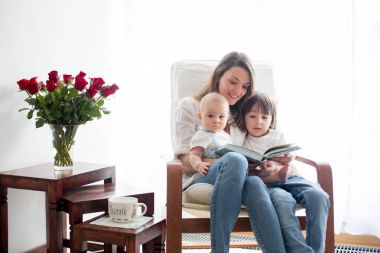 Anne, onun yürümeye başlayan çocuk ve büyük kardeşi ile oynama