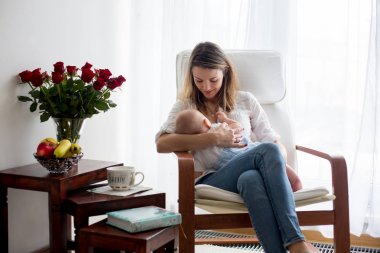 Anne, onun yürümeye başlayan çocuk emzirme ile onu oynarken