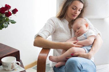Anne, onun yürümeye başlayan çocuk emzirme ile onu oynarken