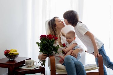 Anne, onun yürümeye başlayan çocuk ve büyük kardeşi ile oynama