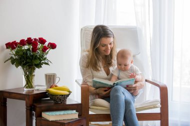Anne, onun yürümeye başlayan çocuk ve büyük kardeşi ile oynama