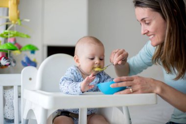 Püresi sebze yemek için şirin küçük bebeğim anne fe
