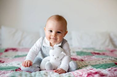 Sevimli bebek bebek çocuk portresi. Mutlu çocukluk kavramı.