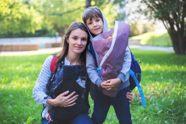 Arkadan kovalayan, Yenidoğan taşıyan genç anne, onun büyük çocuk, gönderme