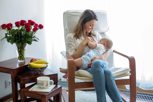 彼女の幼児男の子、母乳で遊ぶ彼の母 — ストック写真