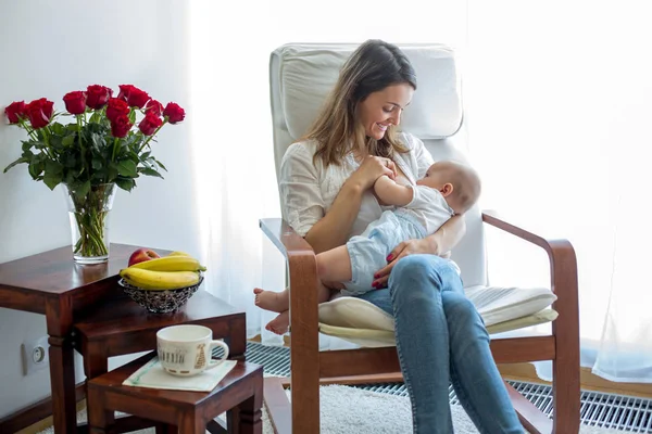 Matka, bawi się z jej toddler chłopiec, karmienie piersią mu — Zdjęcie stockowe