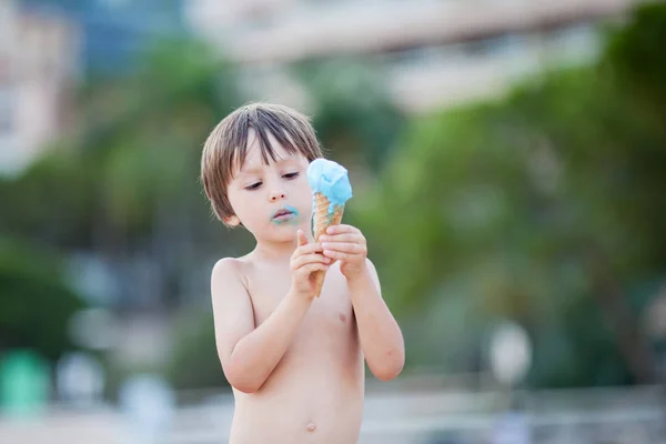 Lief kindje, jongen, eten van ijs op het strand — Stockfoto