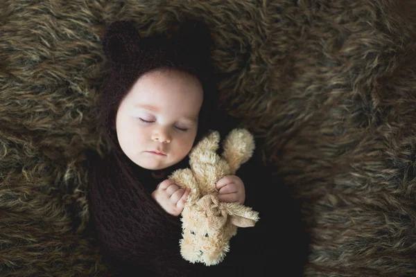 Pequeño niño con mono marrón de punto como un oso, durmiendo — Foto de Stock