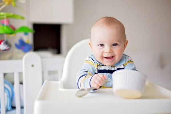 Aranyos kis baby boy, tört zöldséget eszik ebédre, mama fe — Stock Fotó