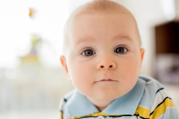 Sevimli bebek bebek çocuk portresi. Mutlu çocukluk kavramı. — Stok fotoğraf