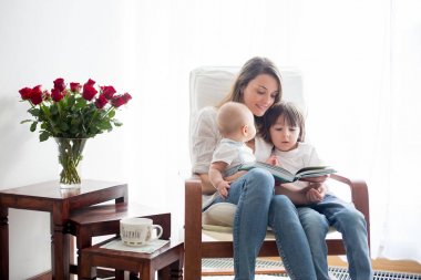 Anne, onun yürümeye başlayan çocuk ve büyük kardeşi ile oynama