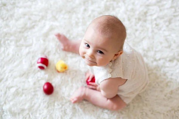 귀여운 작은 유아 아기, 다채로운 부활절 달걀으로 재생 — 스톡 사진