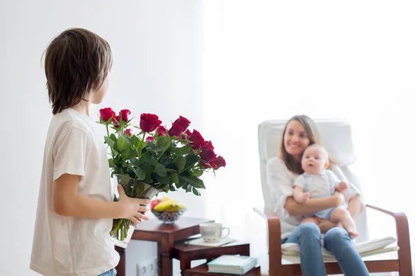 Mãe, brincando com seu filho e seu irmão mais velho — Fotografia de Stock