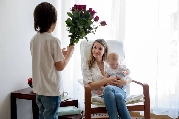 Madre, giocando con il suo bambino ragazzo e suo fratello maggiore — Foto Stock