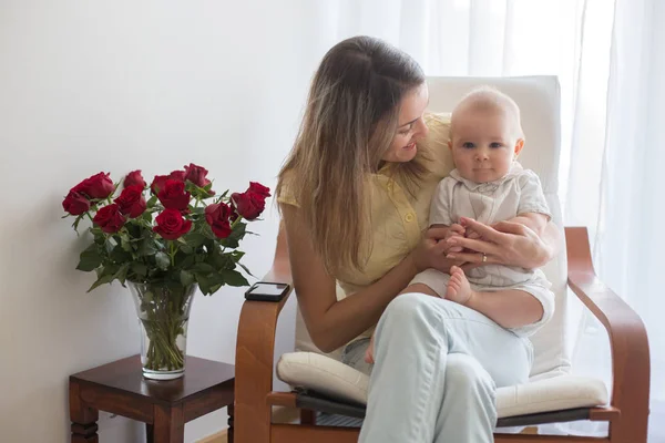 Ő kisfiát, játszik vele, ül a fiatal anya — Stock Fotó