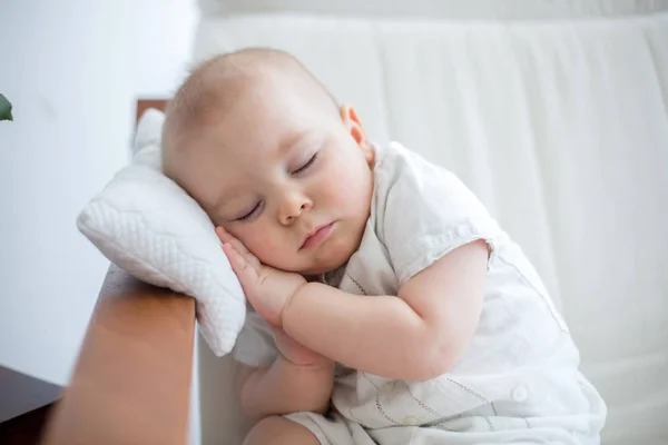 小さな枕、c の肘掛け椅子で眠っているかわいい赤ちゃん男の子 — ストック写真