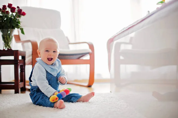 Söt liten toddler baby pojke, spelar hemma på golvet i vara — Stockfoto