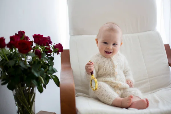 Menino pequeno doce, dormindo com enorme ursinho de pelúcia no braço grande — Fotografia de Stock