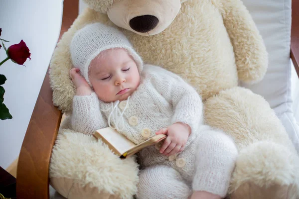 Dulce niñito, durmiendo con un enorme osito de peluche en un gran brazo — Foto de Stock