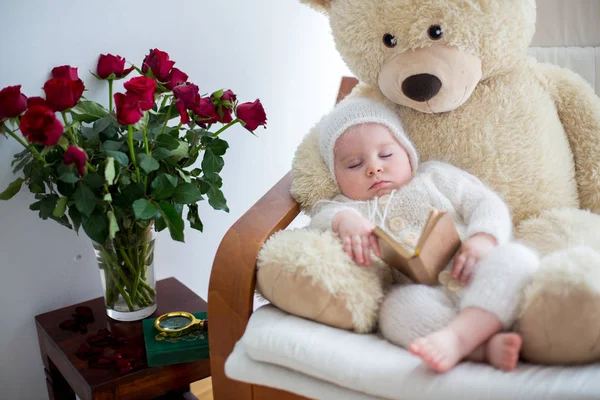 Tatlı küçük bebek çocuk, büyük armc büyük ayıcık yatıyor — Stok fotoğraf