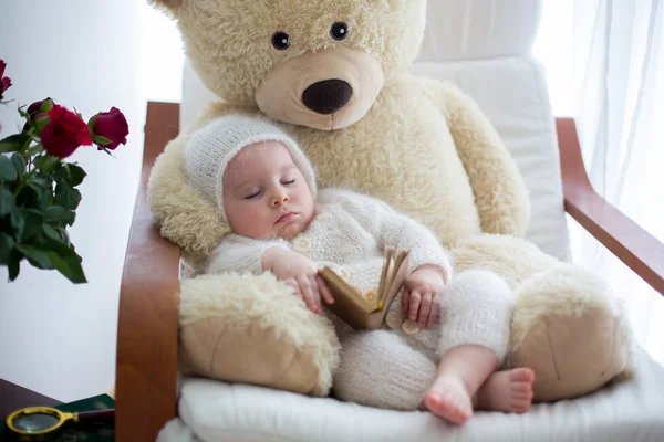 Tatlı küçük bebek çocuk, büyük armc büyük ayıcık yatıyor — Stok fotoğraf