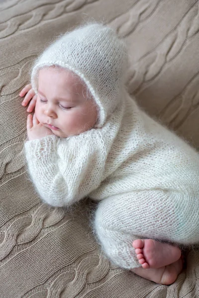 Beatiful baby boy em panos de malha branca e chapéu, dormindo — Fotografia de Stock