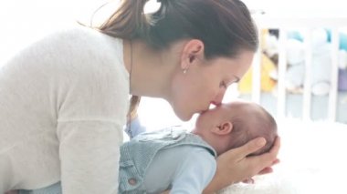 Mutlu anne okşayarak ve öpüşme onu, aile kavramı, anne sevişme yeni doğan bebek yeni doğan oğluna,