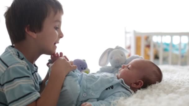 Mooie Jongen Knuffelend Van Tederheid Zorg Voor Zijn Pasgeboren Broertje — Stockvideo