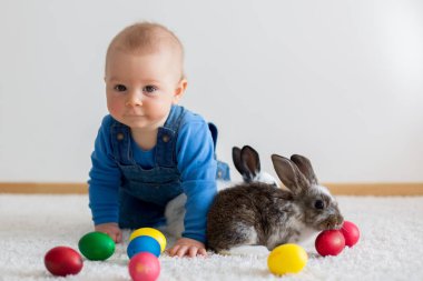 Bunnies ve Paskalya ile oynayan küçük yürümeye başlayan çocuk, bebek çocuk, 