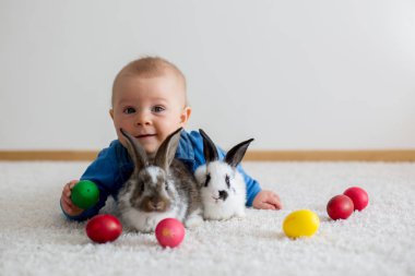 Bunnies ve Paskalya ile oynayan küçük yürümeye başlayan çocuk, bebek çocuk, 