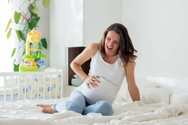 Giovane bella donna incinta, nel dolore con contrazione del travaglio — Foto Stock