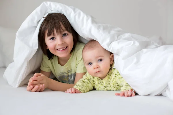 Carino piccolo bambino di sei mesi e suo fratello maggiore, playin — Foto Stock