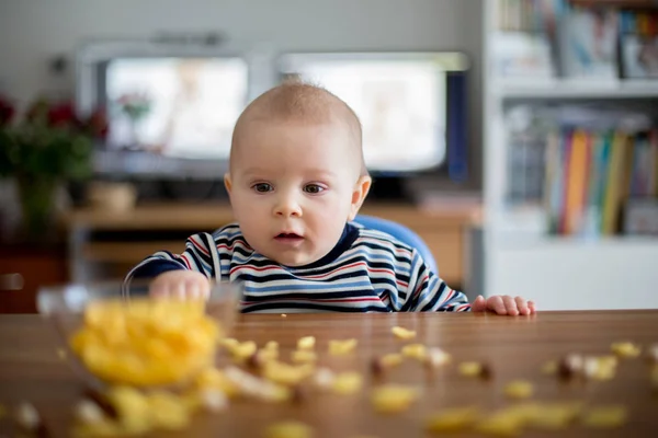 かわいい小さな幼児男の子コーンフレークを食べると笑みを浮かべて — ストック写真